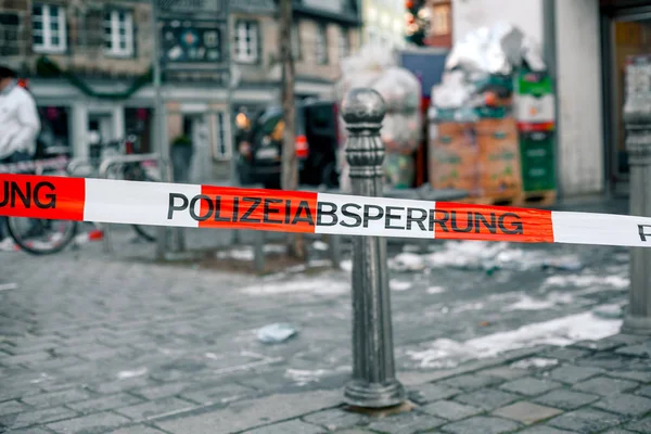 Il nastro della polizia in Germania sulla scena del crimine con l'iscrizione nel cordone di polizia tedesco. Scena del crimine . — Foto Stock