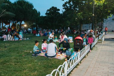 Istanbul, 16 Haziran 2017: Birçok kişi islam dininin almak yiyecek Ramazan hızlı geçmesi gereken süreyi, yakınları ile birlikte Sultanahmet Camii yanındaki Sultanahmet meydanında. Ramazan.
