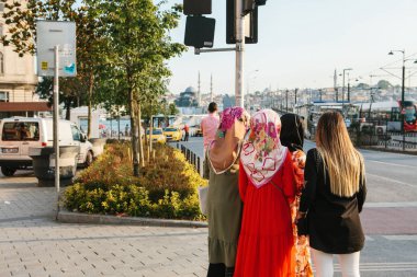 Istanbul, 15 Haziran 2017: İslam kadınların geleneksel kıyafetleri birbirleri ile iletişim kurmak ve bir taksi Istanbul Caddesi üzerinde bekleyin. Türkiye.