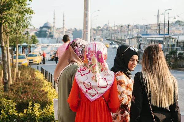 Стамбул, 15 июня 2017 года: исламские женщины в традиционной одежде общаются друг с другом и ждут такси на улице в Стамбуле. Турция . — стоковое фото