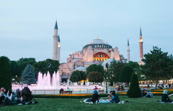 Estambul, 16 de junio de 2017: Mucha gente de la religión islámica come en la plaza Sultanahmet junto a la mezquita azul junto con sus parientes en el momento permitido en el ayuno del Ramadán. Ramazán . —  Fotos de Stock