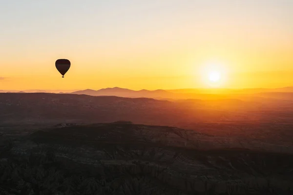 Kapadokya'nın ünlü turistik bir hava uçuş 's. Cappadocia tüm dünyada Balonlu uçuşlar için en iyi yerlerden biri olarak bilinir. Kapadokya, Türkiye. — Stok fotoğraf