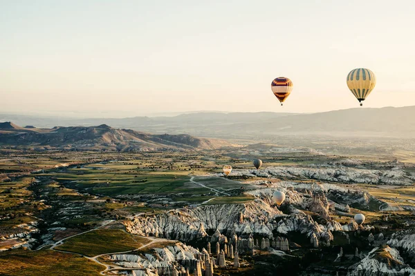 A famosa atração turística da Capadócia é um voo aéreo. A Capadócia é conhecida em todo o mundo como um dos melhores lugares para voos com balões. Capadócia, Turquia . — Fotografia de Stock