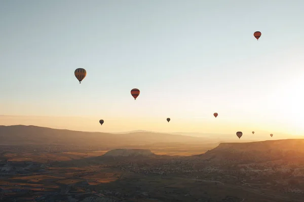 La famosa atracción turística de Capadocia es un vuelo aéreo. Capadocia es conocida en todo el mundo como uno de los mejores lugares para volar con globos. Capadocia, Turquía . —  Fotos de Stock