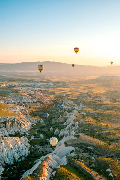 The famous tourist attraction of Cappadocia is an air flight. Cappadocia is known all over the world as one of the best places for flights with balloons. Cappadocia, Turkey. — Stock Photo, Image