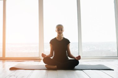 Yoga ve jimnastik yapan genç ve güzel bir kadın. Sağlık konsepti. Tek sporlu dersler.