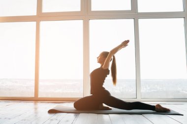 Yoga ve jimnastik yapan genç ve güzel bir kadın. Sağlık konsepti. Tek sporlu dersler.