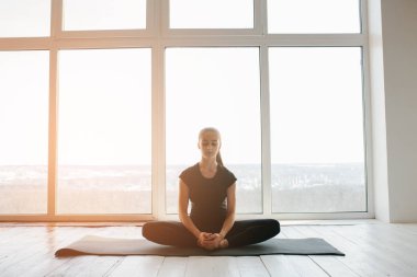 Yoga ve jimnastik yapan genç ve güzel bir kadın. Sağlık konsepti. Tek sporlu dersler.