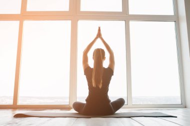 Yoga ve jimnastik yapan genç ve güzel bir kadın. Sağlık konsepti. Tek sporlu dersler.