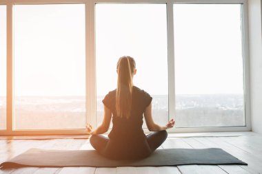 Yoga ve jimnastik yapan genç ve güzel bir kadın. Sağlık konsepti. Tek sporlu dersler.