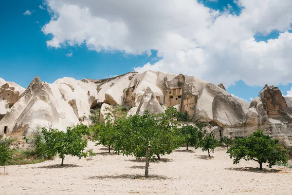 Hermosa vista de las colinas de Capadocia. Uno de los lugares de interés de Turquía. Turismo, viajes, hermosos paisajes, naturaleza . — Foto de Stock