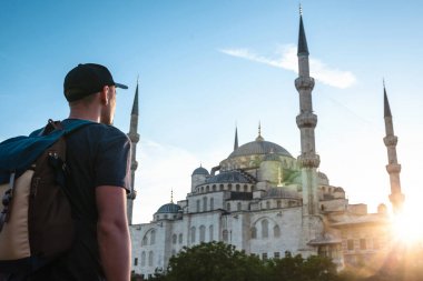 Sultanahmet Camii yanındaki bir sırt çantası ile bir beyzbol şapkalı bir adam Istanbul'da ünlü bir görüntüdür. Seyahat, turizm, gezi.