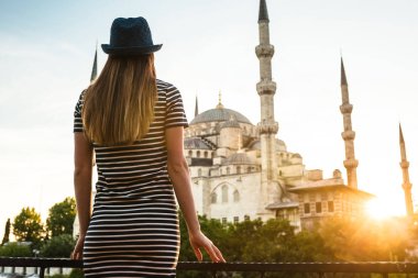 Güzel bir rakam genç turist kızla dünya ünlü Sultanahmet Camii Sultanahmet Istanbul, Türkiye'de otel terasından görünüyor. Seyahat, gezi, dinlenme, dinlenme.