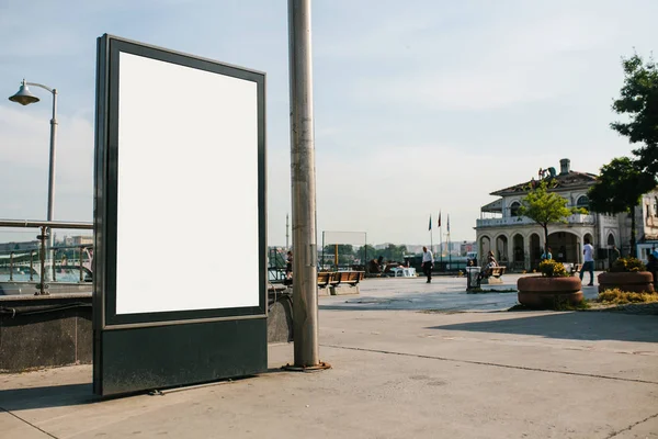 Pusty billboard dla reklamy na ulicy w pobliżu portu morskiego w Istanbul, Turkey. Uliczne reklamy. — Zdjęcie stockowe