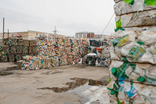 Afvalverwerkingsbedrijf. Technologisch proces. Recycling en opslag van afval voor verdere verwijdering. Bedrijven voor het sorteren en verwerken van afval. — Stockfoto