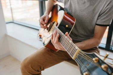 Gitar çalmayı öğrenme. Müzik eğitimi ve ders dışı dersleri.
