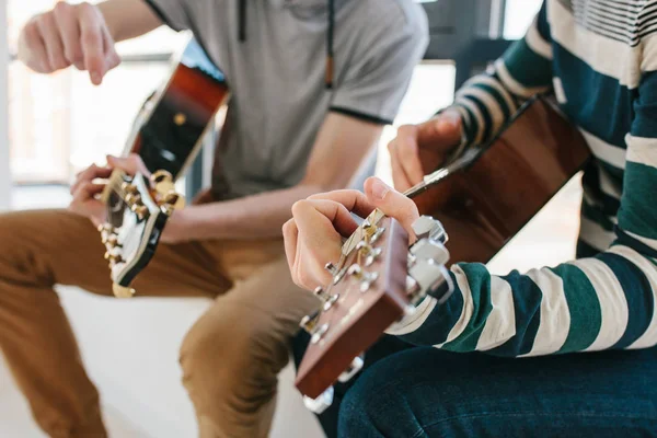 Μαθαίνοντας να παίξει κιθάρα. Μουσική εκπαίδευση και εκτός διδακτέας ύλης μαθήματα. — Φωτογραφία Αρχείου