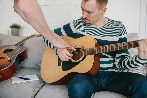 Leren om te spelen de gitaar. Muziekonderwijs en buitenschoolse lessen. — Stockfoto