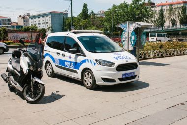 Istanbul, 11 Temmuz 2017: Aksaray alan Istanbul, Türkiye'de sokakta bir polis arabası. Kamu düzeni, güç temsilcileri, suç nüfusun korunması korunması. Yetkililer.