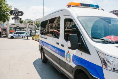 Istanbul, 11 Temmuz 2017: Aksaray alan Istanbul, Türkiye'de sokakta bir polis arabası. Kamu düzeni, güç temsilcileri, suç nüfusun korunması korunması. Yetkililer.