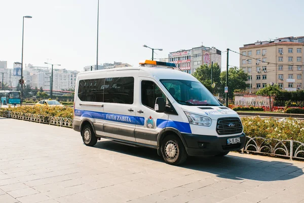 Istanbul, 11 Temmuz 2017: Aksaray alan Istanbul, Türkiye'de sokakta bir polis arabası. Kamu düzeni, güç temsilcileri, suç nüfusun korunması korunması. Yetkililer.