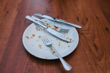 Kirli tabak. Kafede ahşap masa üzerinde yer yedikten sonra boş levha.