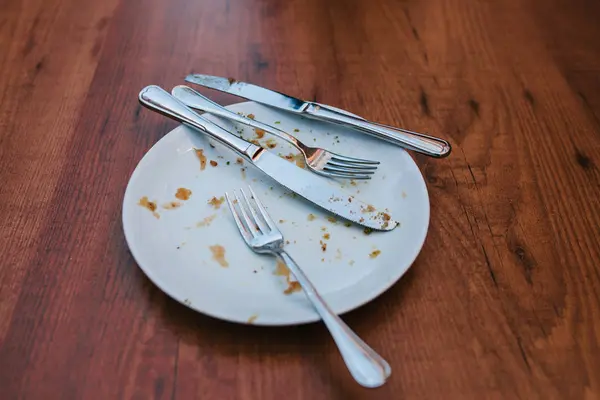 Kirli tabak. Kafede ahşap masa üzerinde yer yedikten sonra boş levha.