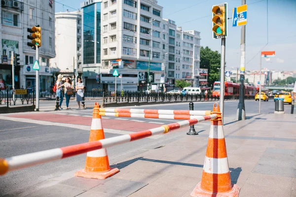 Közúti kúp az úton. Útjelzési. Útépítési munkák, a törökországi Isztambul utcáin. Jele. Közúti forgalom. — Stock Fotó