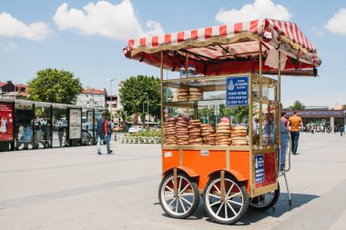 Istanbul, 11 Haziran 2017: Meydanı metro istasyonu Aksaray Istanbul, Türkiye'de Simit denilen geleneksel bir simit satışı. Yemek. Yaşam tarzı.