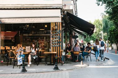 Istanbul, 14 Haziran 2017: Bir popüler sokak kafede Istanbul Kadıköy bölgesinde Asya parçası. Türkiye. Yaşam tarzı, boş zaman, insanların, arkadaşlar toplantı iletişim.