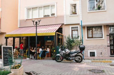 Istanbul, 14 Haziran 2017: Bir popüler sokak kafede Istanbul Kadıköy bölgesinde Asya parçası. Türkiye. Yaşam tarzı, boş zaman, insanların, arkadaşlar toplantı iletişim.