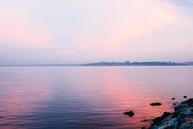 Istanbul doğu tarafındaki gündoğumu, Boğaziçi'nin güzel manzara. Türkiye. Seyahat, eğlence, sahil.