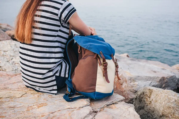 Дівчина мандрівник з рюкзаком біля моря. Подорожі, дозвілля, піші прогулянки . — стокове фото