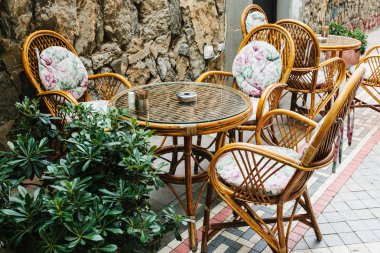 Istanbul, Türkiye'de rahat sokak kafe. Sandalye, Masa.