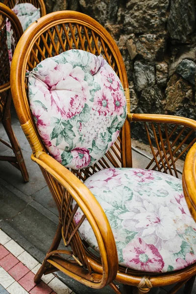 Chair. Cozy street cafe in Istanbul, Turkey. — Stock Photo, Image