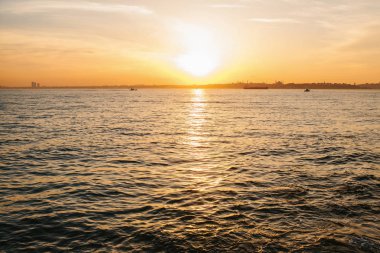 Boğaz'ın ve Istanbul Şehir Türkiye'de güzel bir gün batımı görünümü.