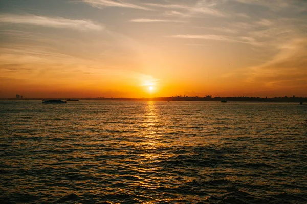 Boğaz'ın ve Istanbul Şehir Türkiye'de güzel bir gün batımı görünümü.