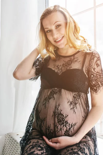 美しいアダルト妊婦。赤ちゃんを待っています。妊娠。ケア、優しさ、母性、出産. — ストック写真