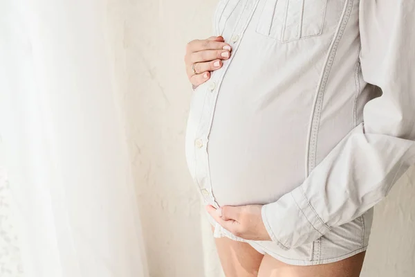 Hermosa mujer embarazada adulta. Esperando al bebé. Embarazo. Cuidado, ternura, maternidad, parto . — Foto de Stock