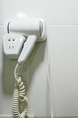 Bir modern elektrikli saç kurutma makinesi otel duvar