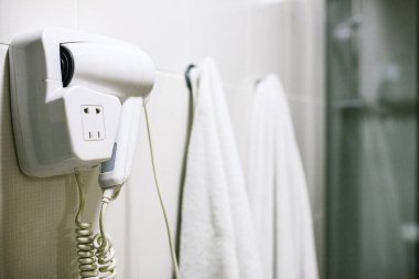 Bir modern elektrikli saç kurutma makinesi otel duvar
