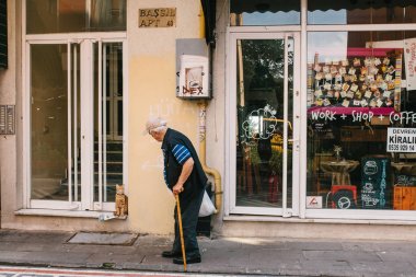 Istanbul, 14 Haziran 2017: ile dönen yaşlı bir adam sahibi Istanbul, Türkiye'deki evine mağazadan satın bir yerli kedi karşılar..