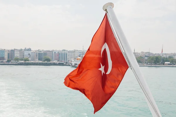 Türk bayrağı sınırında. Arka planda Istanbul olduğunu. Türkiye'nin simgesi. — Stok fotoğraf