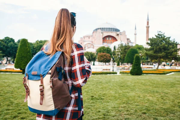 Молодая девушка путешественник с рюкзаком на площади Султанахмет рядом со знаменитой мечетью Айя София в Стамбуле в Turkey.Travel, туризм, осмотр достопримечательностей . — стоковое фото
