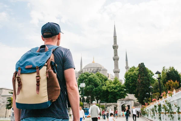 Muž v baseballovou čepici s batohem vedle modré mešity je slavný pohled v Istanbulu. Cestování, Turistika, Památky. — Stock fotografie