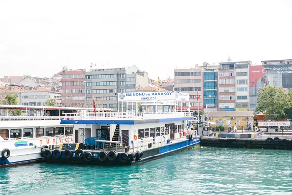 Κωνσταντινούπολη, 15 Ιουνίου 2017: Επιβατηγό οχηματαγωγό πλοίο στο λιμάνι Stabul, Τουρκία. Μεταφορά επιβατών διά θαλάσσης. — Φωτογραφία Αρχείου