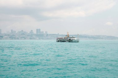Mavi su fon Istanbul'ın Avrupa kısmı güzel bir manzarasına karşı Boğaziçi'nin gemi yelken. Doğa Manzaralı panoramik görünümü. Seyahat, dinlenme, tatil.