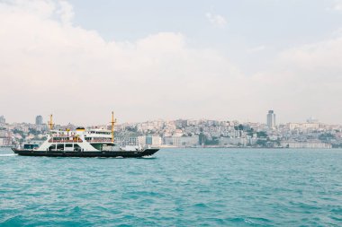 Mavi su fon Istanbul'ın Avrupa kısmı güzel bir manzarasına karşı Boğaziçi'nin gemi yelken. Doğa Manzaralı panoramik görünümü. Seyahat, dinlenme, tatil.