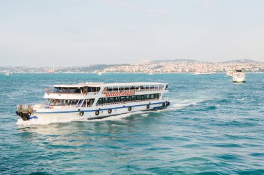 Mavi su fon Istanbul'ın Avrupa kısmı güzel bir manzarasına karşı Boğaziçi'nin gemi yelken. Doğa Manzaralı panoramik görünümü. Seyahat, dinlenme, tatil.