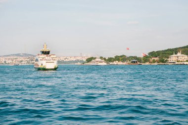 Mavi su fon Istanbul'ın Avrupa kısmı güzel bir manzarasına karşı Boğaziçi'nin gemi yelken. Doğa Manzaralı panoramik görünümü. Seyahat, dinlenme, tatil.